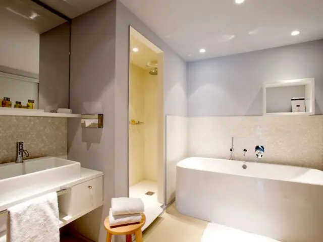 Une salle de bains de nacre - Hôtel La Plage Casadelmar