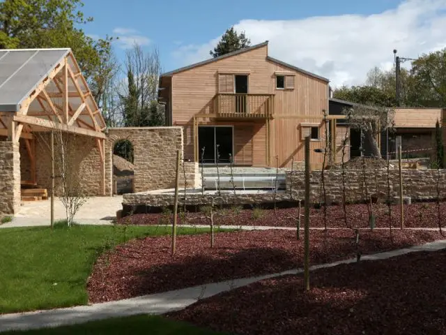 Une maison de bois, pierre et zinc - Maison organique bioclimatique