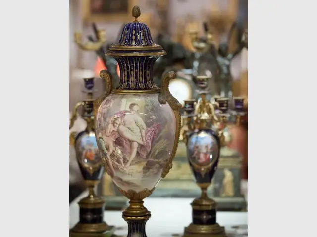 Des vases vieux de plusieurs siècles - Jardins à la française - Les Puces