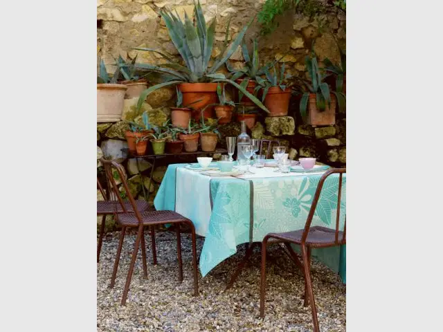 Une nappe couleur d'azur pour une table tropicale - Table d'été