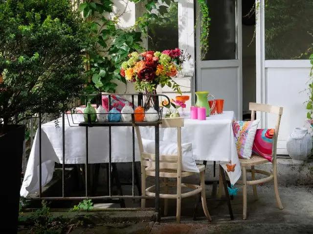 Une nappe blanche à accessoiriser pour une table pleine de pep - Table d'été