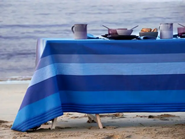 Un bleu profond pour une table marine - Table d'été