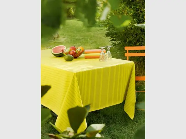 Une nappe jaune pour une table ensoleillée - Table d'été