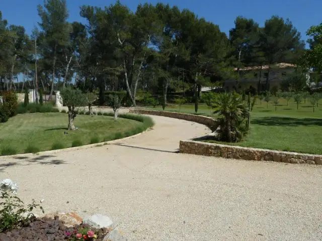 Une allée en courbe pour les véhicules - Bastide Aix-en-Provence