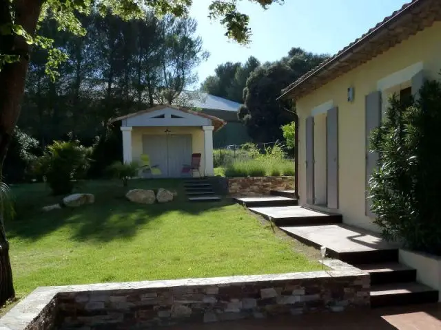 Une cabane au fond du jardin aux colonnes originales - Bastide Aix-en-Provence