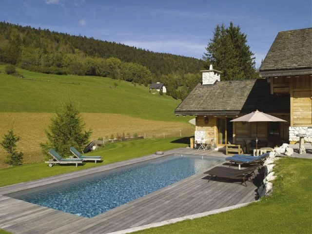 Une harmonisation parfaite entre piscine et chalet - Piscine Carré Bleu