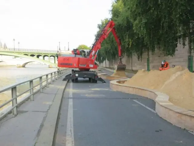 Une pelleteuse pour 800 mètres de plage - Paris Plages