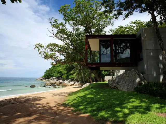 Une excroissance en bois suspendue au-dessus des arbres - Design Hotels - Naka Phuket