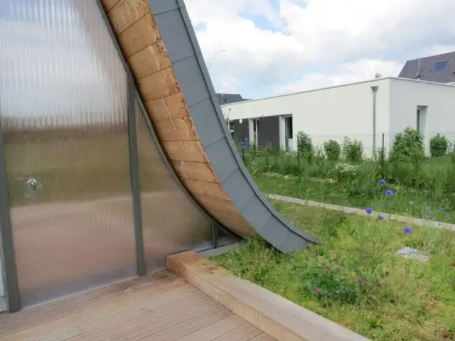 Une maison posée sur un socle - maison vague