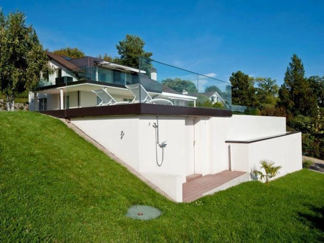 Un local technique caché sous la piscine - Piscine suisse