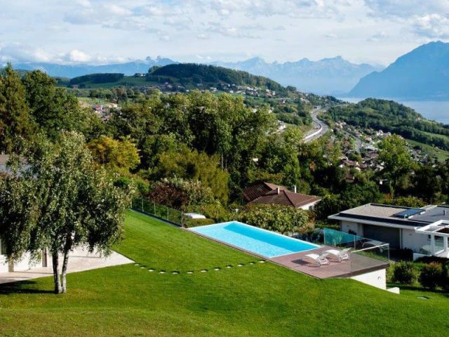 Un emplacement avec vue sur Lausanne - Piscine suisse