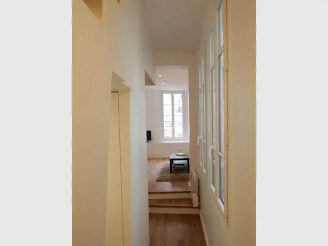 Après - un couloir bien rempli - Appartement Cyril Rheims 29 m² Paris