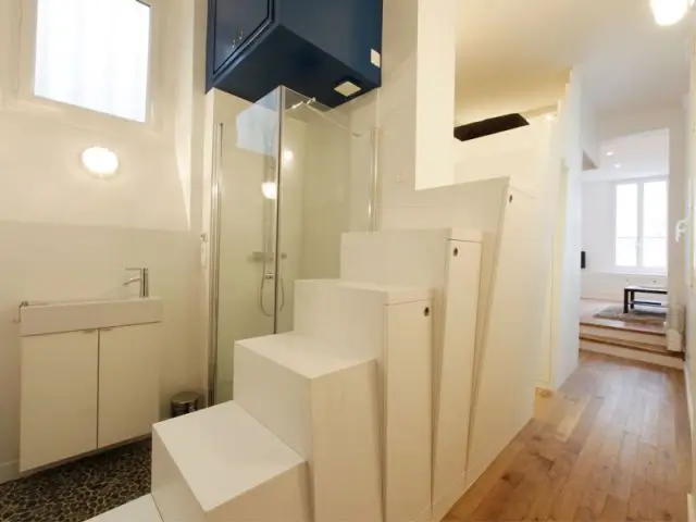 L'escalier-éventail au centre de la rénovation - Appartement Cyril Rheims 29 m² Paris