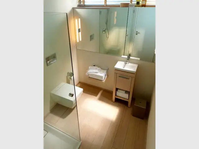 Une petite salle de bains avec une grande armoire de toilette  - Mini salle de bains