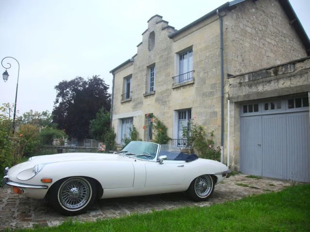 Une maison reconstruite avec les pierres d'un château médiéval - Reportage B&B Chez Ric et Fer 