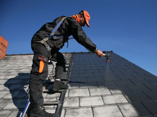L'hydrofuge de toiture : la solution pour votre toiture abîmée