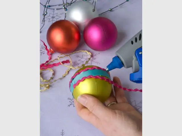 Des boules de Noël à strass et paillettes 2/4 - Dremel