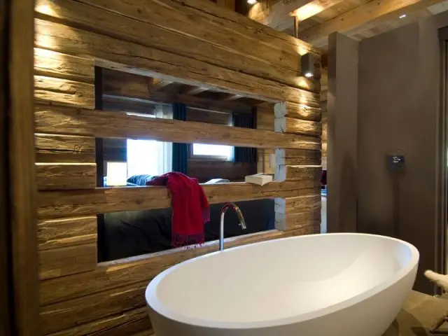 La baignoire blanche mariée au vieux bois - Chalets Bayrou