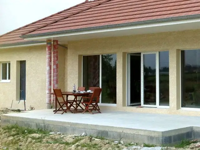 Un débord de toiture pour protéger du soleil - Maison passive dans les Pyrénées-Atlantiques