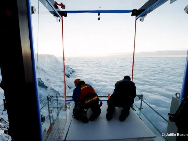 Des ouvriers en train de procéder aux finitions de la cabine  - Pas dans le Vide