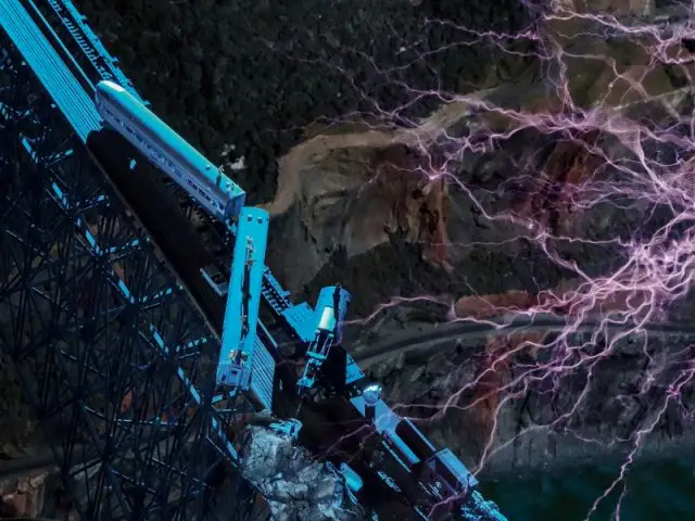 Un train déraille sous l'orage - Northlandz