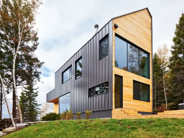 Un parement de métal gris  - Construction d'une résidence au Canada : Malbaie VIII, La Grange