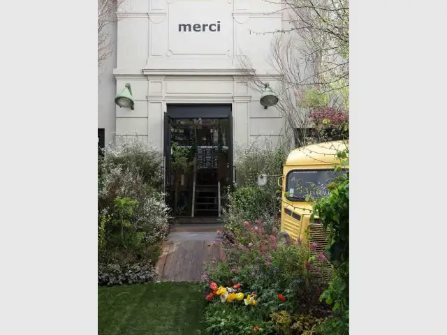 La cour a été transformée en jardin - Concept store Merci