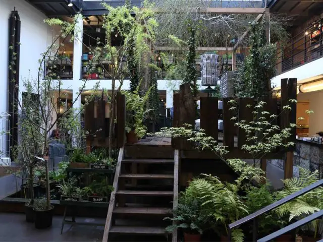 Comme une 'cabane du pêcheur' au centre de l'atrium - Concept store Merci