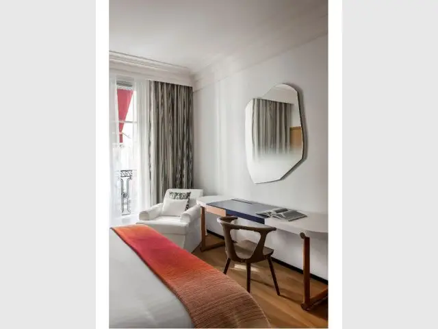 Un miroir à la forme libre - Hôtel Vernet