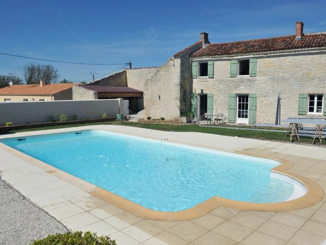 Un abri pour plus de sécurité et une baignade toute l'année - Abri de piscine haut télescopique