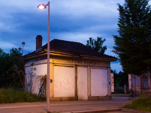 Ancien kiosque fleuriste  - ''L'Habitable inhabité'' par Guillaume Romero