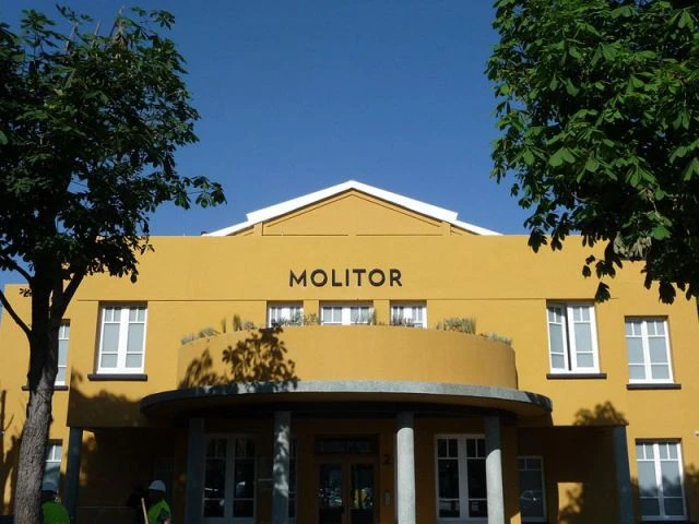 Vue sur la fçade jaune tango de la piscine Molitor - piscine molitor