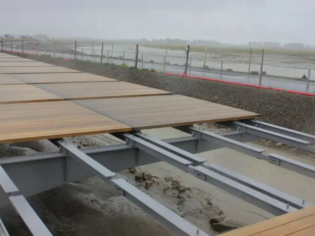 Alternance bois et béton  - Pont passerelle du Mont-Saint-Michel  en construction