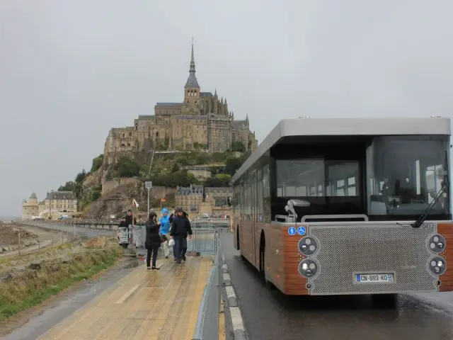 Les navettes sur la digue route  - Pont passerelle du Mont-Saint-Michel  en construction