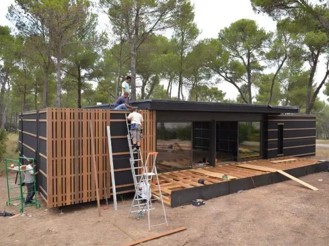 Montage par 4 personnes - Pop Up House