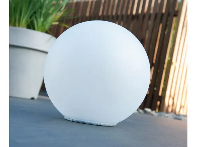 Une lampe en forme de boule lumineuse