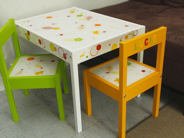Customiser un meuble pour votre enfant et avec lui : une table et