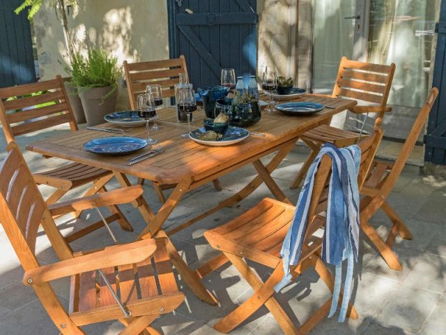 Une table bleue et bois, très bord de mer - Table d'été