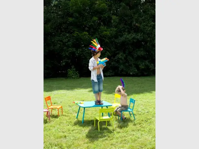 Des tables et des chaises robustes et colorées - Le mobilier extérieur pour les enfants