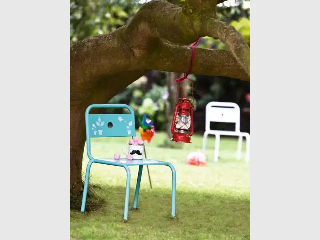 Des chaises vintage aux motifs floraux - Le mobilier extérieur pour les enfants