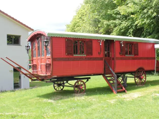 Un voyage immobile - Un nuitée inédite au coeur d'une roulotte bohémienne 