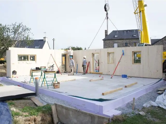 Montage des panneaux en bois massif - Maison passive Gosne