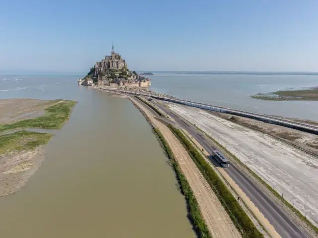 Mont-Saint-Michel : le pont-passerelle prêt à l'ouvrage