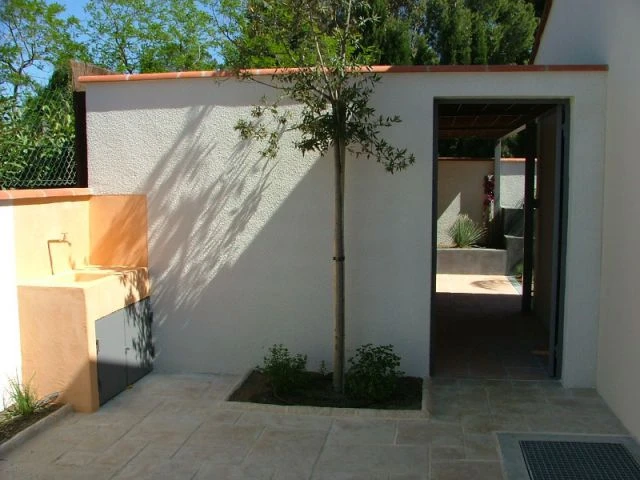 Un espace technique bien pratique - Aménagement extérieur d'une villa avec patio et piscine