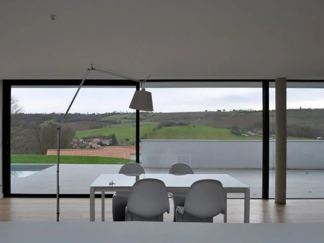 Un intérieur tourné vers l'extérieur - Une villa semi-enterrée étroite et moderne