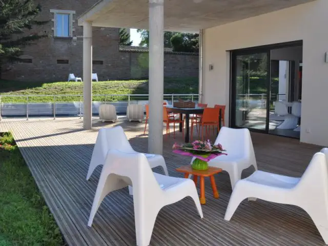 Une terrasse en bois naturel - Maison contemporaine à Mâcon