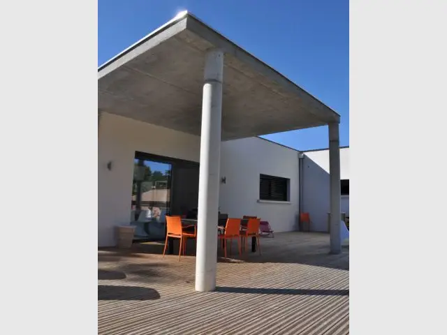 Une casquette en béton pour protéger toute la famille - Maison contemporaine à Mâcon