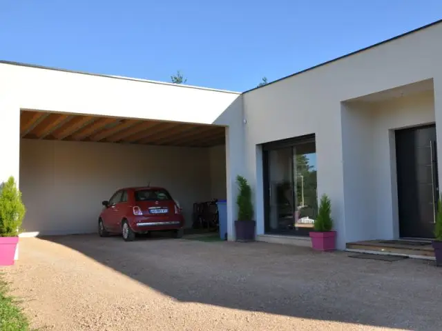 Un auvent à la place du garage - Maison contemporaine à Mâcon