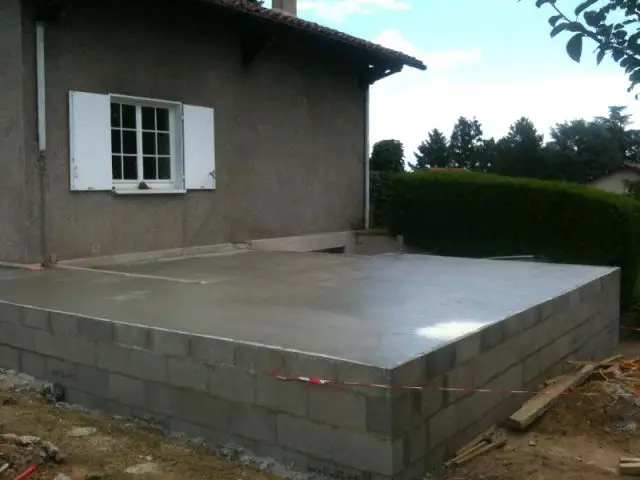 Un travail de terrassement important qui remet la maison de plain pied - Deux extensions en bois pour une maison plus fonctionnelle