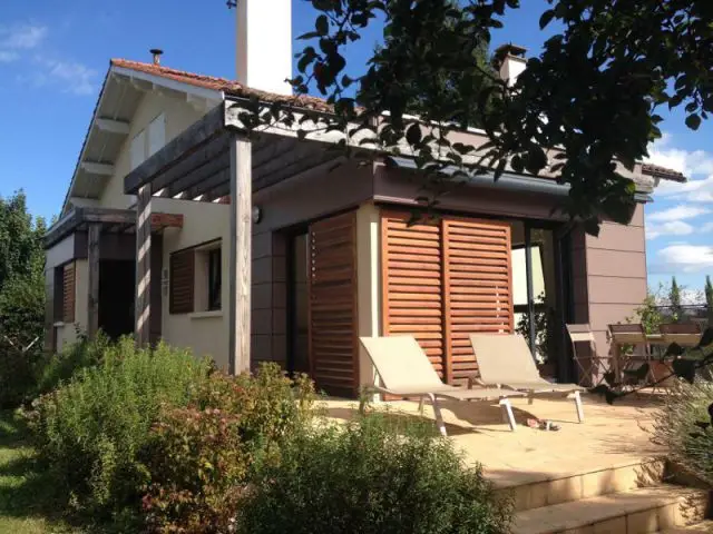 Une nouvelle terrasse orientée sud - Deux extensions en bois pour une maison plus fonctionnelle